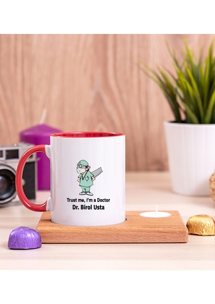 Kişiye Özel Doktor Esprili Ahşap Altlıklı Mumlu Kırmızı Kupa Bardak