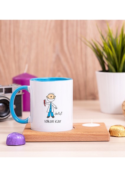 Kişiye Özel Erkek Diş Hekimi Karikatürü Ahşap Altlıklı Mumlu Mavi Kupa Bardak