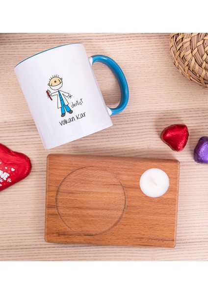 Kişiye Özel Erkek Diş Hekimi Karikatürü Ahşap Altlıklı Mumlu Mavi Kupa Bardak fiyatları