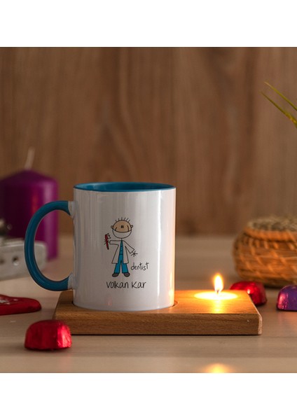 Kişiye Özel Erkek Diş Hekimi Karikatürü Ahşap Altlıklı Mumlu Mavi Kupa Bardak modelleri