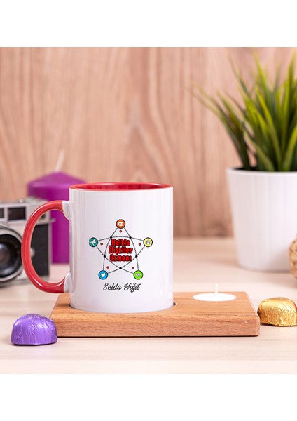 Kişiye Özel Halkla Ilişkiler Uzmanı Ahşap Altlıklı Mumlu Kırmızı Kupa Bardak