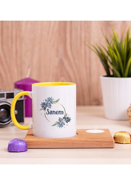 Kişiye Özel Çiçek Desenli Isme Özel Ahşap Altlıklı Mumlu Sarı Kupa Bardak