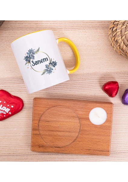 Kişiye Özel Çiçek Desenli Isme Özel Ahşap Altlıklı Mumlu Sarı Kupa Bardak fiyatları