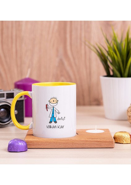 Kişiye Özel Erkek Diş Hekimi Karikatürü Ahşap Altlıklı Mumlu Sarı Kupa Bardak