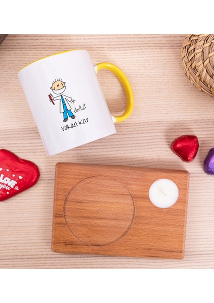 Kişiye Özel Erkek Diş Hekimi Karikatürü Ahşap Altlıklı Mumlu Sarı Kupa Bardak fiyatları
