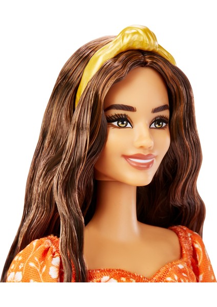 Fashionistas Bebek No. 182, Uzun Ve Dalgalı Koyu Renk Saçlı, Saç Bandı, Fırfır Detaylı Ve Çiçek Desenli Turuncu Elbise, Topuklu Ayakkabı, 3-8 Yaş Arası Hbv16