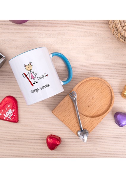 Kişiye Özel Bayan Diş Hekimi Karikatürü Ahşap Altlıklı Kaşıklı Mavi Kupa Bardak fiyatları