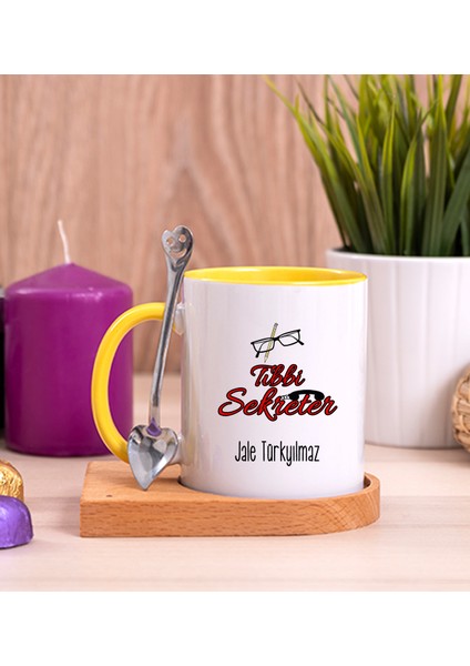 Kişiye Özel Tıbbi Sekreter Ahşap Altlıklı Kaşıklı Sarı Kupa Bardak