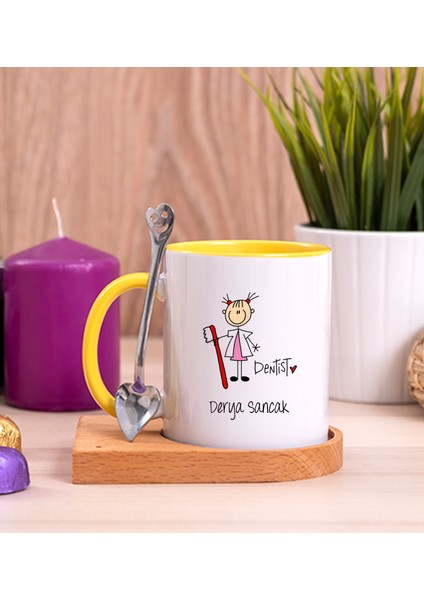 Kişiye Özel Bayan Diş Hekimi Karikatürü Ahşap Altlıklı Kaşıklı Sarı Kupa Bardak
