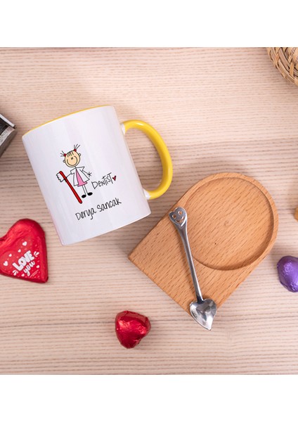 Kişiye Özel Bayan Diş Hekimi Karikatürü Ahşap Altlıklı Kaşıklı Sarı Kupa Bardak fiyatları