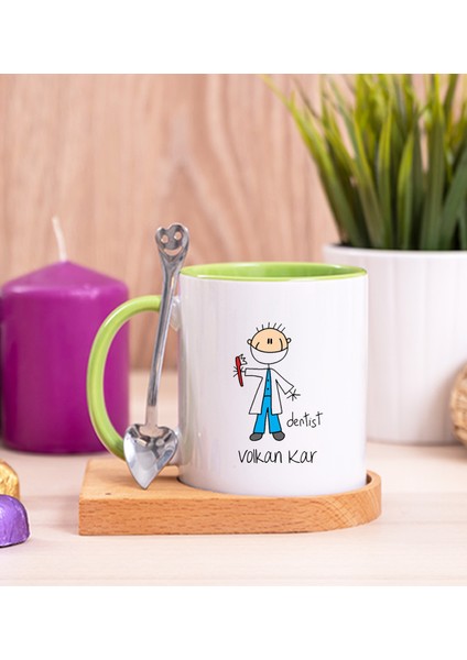 Kişiye Özel Erkek Diş Hekimi Karikatürü Ahşap Altlıklı Kaşıklı Yeşil Kupa Bardak