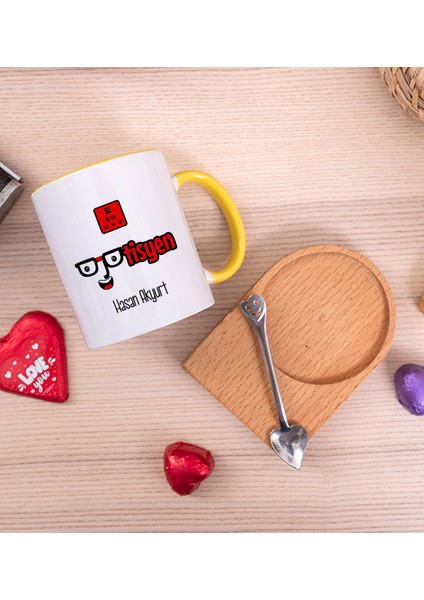 Kişiye Özel Optisyen Ahşap Altlıklı Kaşıklı Sarı Kupa Bardak fiyatları