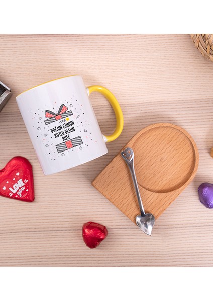 Kişiye Özel Doğum Günü Hediyesi Ahşap Altlıklı Kaşıklı Sarı Kupa Bardak fiyatları