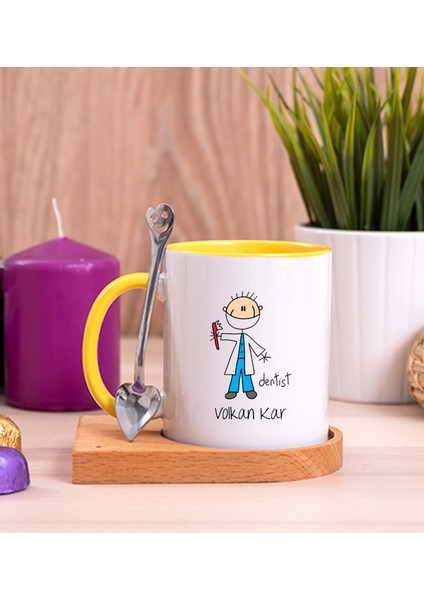 Kişiye Özel Erkek Diş Hekimi Karikatürü Ahşap Altlıklı Kaşıklı Sarı Kupa Bardak