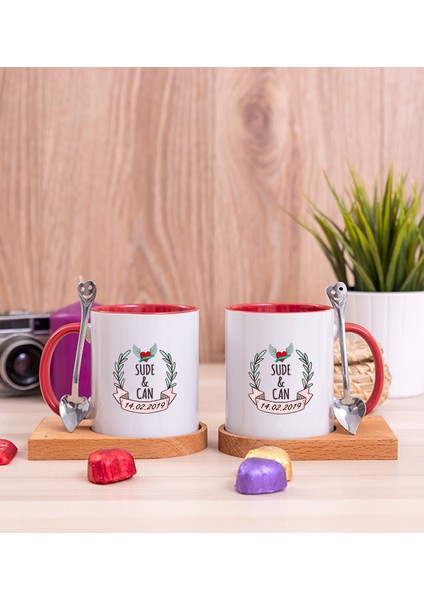 Kişiye Özel Çiftlere Özel Iki Isimli ve Tarihli Ikili Ahşap Altlıklı Kırmızı Kupa Bardak