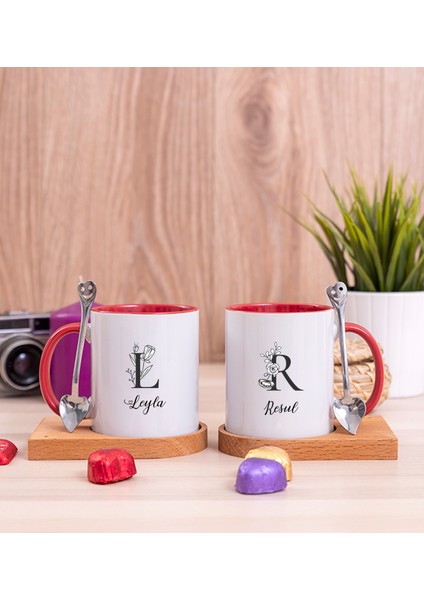 Kişiye Özel Baş Harfli Çiçek Tasarım Ikili Ahşap Altlıklı Kırmızı Kupa Bardak