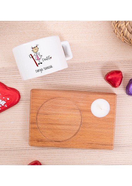 Kişiye Özel Bayan Diş Hekimi Karikatürü Ahşap Altlıklı Mumlu Fincan fiyatları