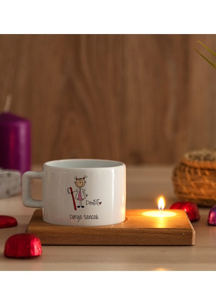 Kişiye Özel Bayan Diş Hekimi Karikatürü Ahşap Altlıklı Mumlu Fincan modelleri