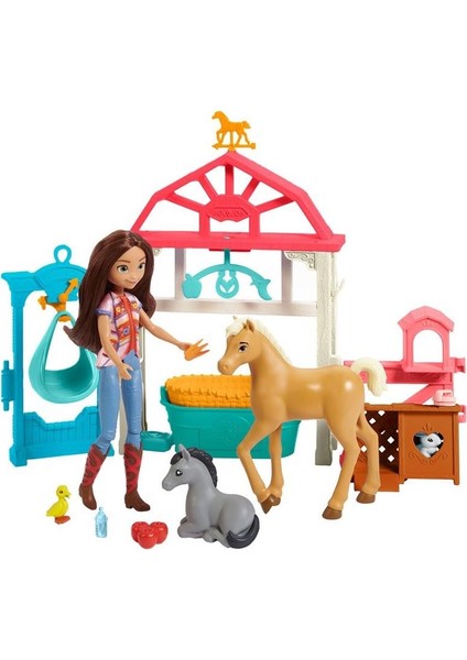 Spirit Özgür Ruh Lucky'nin Bakım Odası Oyun Seti, Lucky (17 cm), tartı, dönence, sallanan beşik, 4 hayvan figürü, besleme malzemeleri dahil, 3 yaş ve üzeri HCH37