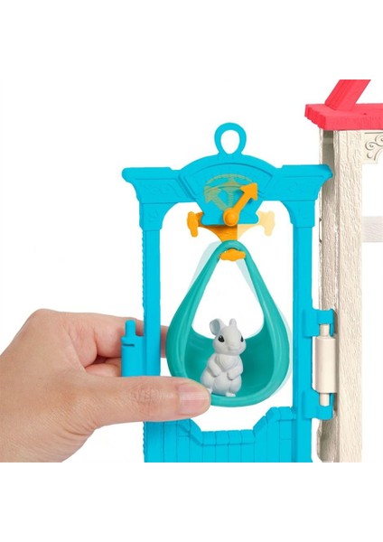 Spirit Özgür Ruh Lucky'nin Bakım Odası Oyun Seti, Lucky (17 cm), tartı, dönence, sallanan beşik, 4 hayvan figürü, besleme malzemeleri dahil, 3 yaş ve üzeri HCH37