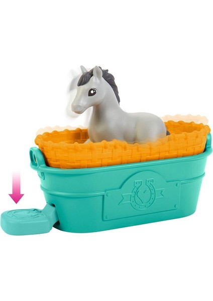 Spirit Özgür Ruh Lucky'nin Bakım Odası Oyun Seti, Lucky (17 cm), tartı, dönence, sallanan beşik, 4 hayvan figürü, besleme malzemeleri dahil, 3 yaş ve üzeri HCH37