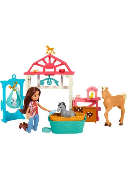 Spirit Özgür Ruh Lucky'nin Bakım Odası Oyun Seti, Lucky (17 cm), tartı, dönence, sallanan beşik, 4 hayvan figürü, besleme malzemeleri dahil, 3 yaş ve üzeri HCH37