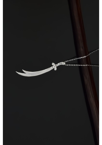 925 Ayar Gümüş Rodyum Kaplama Dikey Taşlı Zülfikar Kolye fiyatları