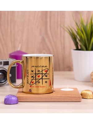 Hediye Dükkanı Kişiye Özel Aşk Her Zaman Kazanır Ahşap Altlıklı Mumlu Gold Kupa Bardak