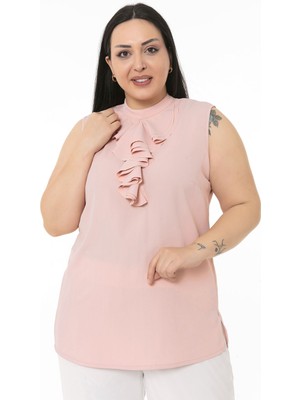 Disentis Modest Büyük Beden Yakası Üç Kat Volanlı Yanları Yırtmaçlı Düğmesiz Kolsuz Pudra Rengi Gömlek