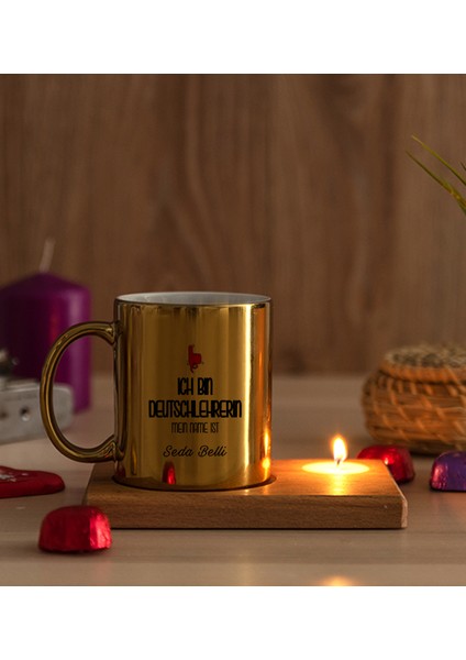 Kişiye Özel Bayan Almanca Öğretmeni Ahşap Altlıklı Mumlu Gold Kupa Bardak modelleri