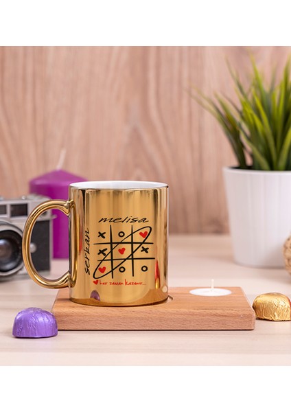 Kişiye Özel Aşk Her Zaman Kazanır Ahşap Altlıklı Mumlu Gold Kupa Bardak