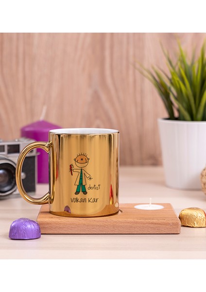 Kişiye Özel Erkek Diş Hekimi Karikatürü Ahşap Altlıklı Mumlu Gold Kupa Bardak