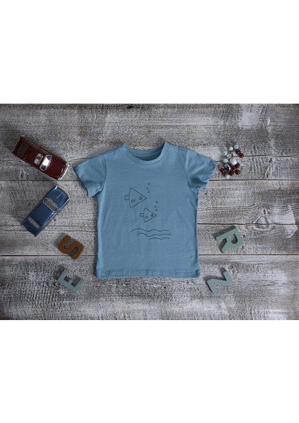 Organik Erkek Çocuk Mutlu Balık Baskılı Tasarım T-Shirt - Petrol Mavi fiyatları