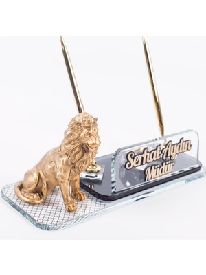 Ofistike Aslan Biblolu Masa Isimlik Desenli Çift Kalemli Masa Isimliği