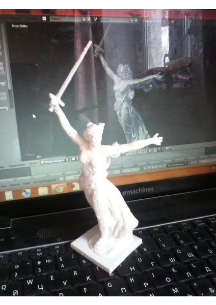 Heykelin Kopyası Anavatan Aramaları Plastik Aparat