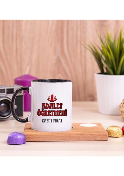 Kişiye Özel Adalet Öğretmeni Ahşap Altlıklı Mumlu Siyah Kupa Bardak