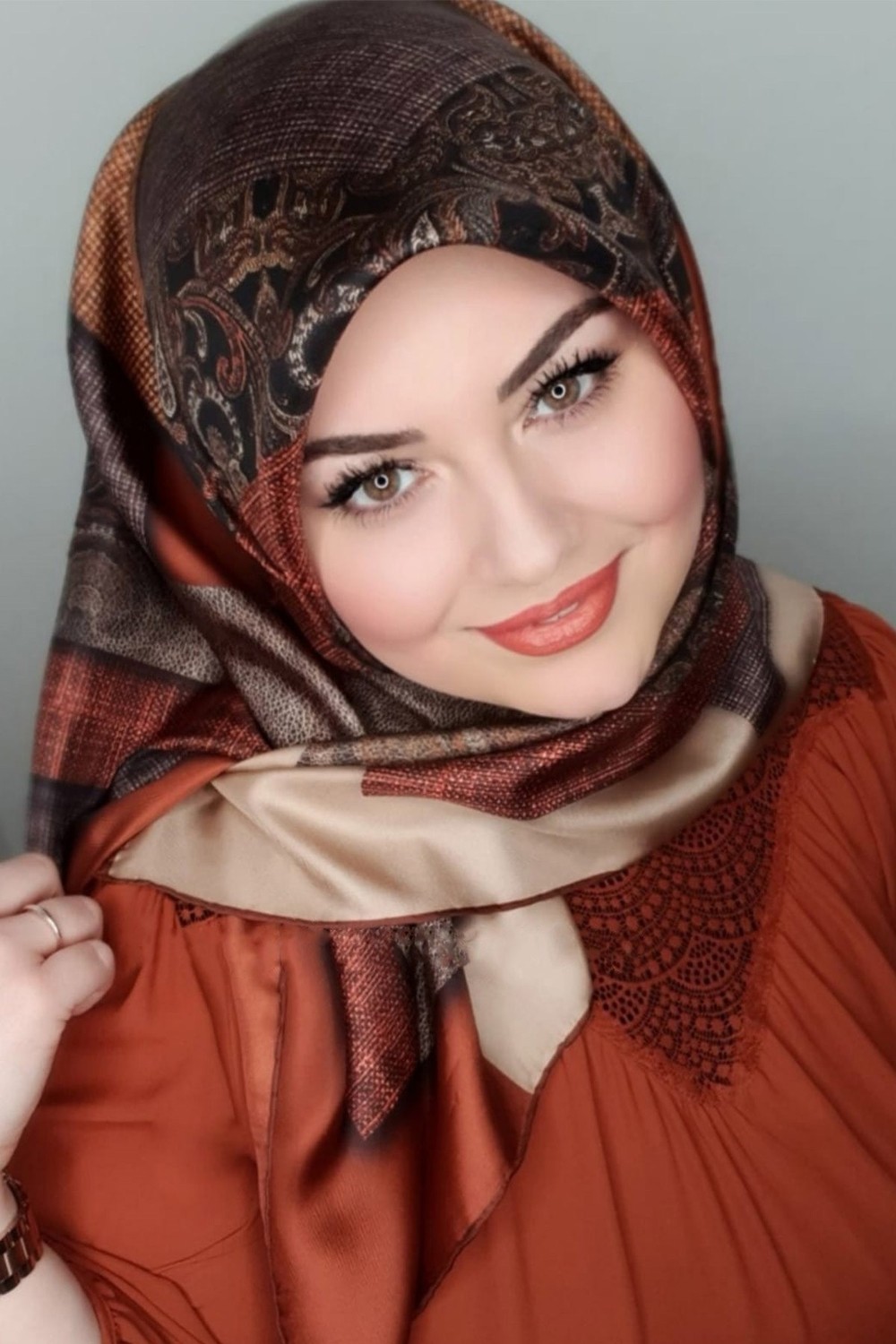 Lêvi D'or Levidor Lêvi D'or Yeni Sezon Trend Polyester 90X90 Twill (Tivil) Eşarp Modeli Tesettür Nağme Ürünü
