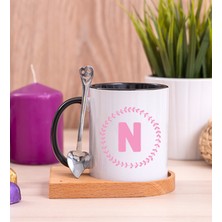 Hediye Dükkanı Kişiye Özel  Pembe Renkli Baş Harf Tasarım Ahşap Altlıklı Kaşıklı Siyah Kupa Bardak