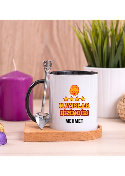 Kişiye Özel Mayıslar Bizimdir Ahşap Altlıklı Kaşıklı Siyah Kupa Bardak