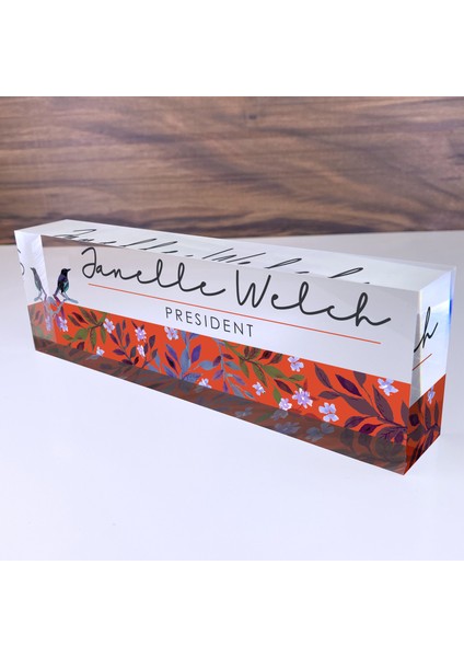 Kişiselleştirilmiş Masalar Için Özel Isim Plakaları Camda Kuş Şarkısı Tasarımı