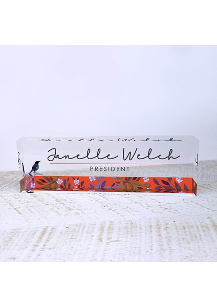 Kişiselleştirilmiş Masalar Için Özel Isim Plakaları Camda Kuş Şarkısı Tasarımı fiyatları