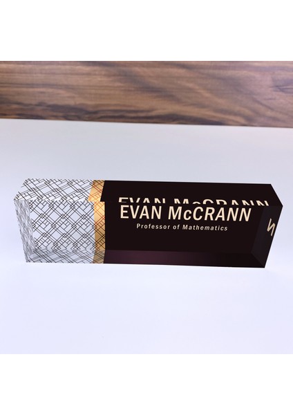 Ofis Masası Isimliği Kişiselleştirilmiş Şeffaf Akrilik Cam Üzerinde Şık Tasarım fiyatları