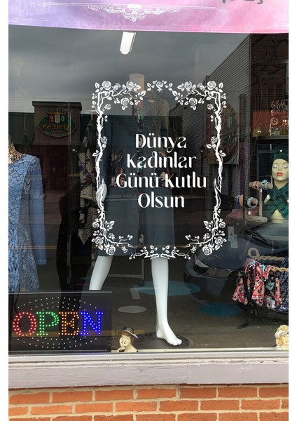 Taç Süslemeler ve 8 Mart Kadınlar Günü Kutlu Olsun Yazısı Cam Vitrin Stickerı 60CM - Beyaz