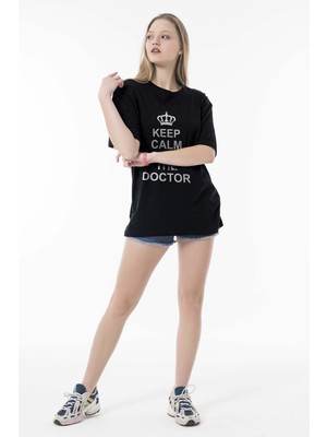 Phinzy Keep Calm I'm The Doctor Göğüs Baskılı Kadın Siyah Oversize Bol Kesim T-Shirt