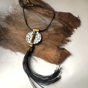 AGG Tasarım Siyah Uzun Püsküllü Altın Renk Detaylı Deri Kolye