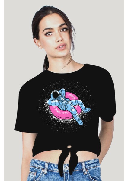 Havuzda Astronot Siyah Kısa, Kesik Bağlı Crop Top Kadın T-Shirt