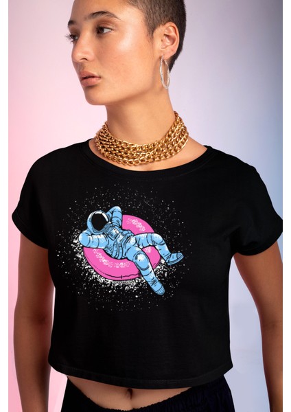Havuzda Astronot Siyah Kısa, Kesik Crop Top Kadın T-Shirt