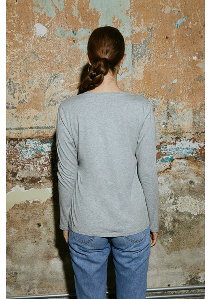 White And Simple Kadın Gri Uzun Kollu Bisiklet Yaka Organik Pamuk T-Shirt fiyatları