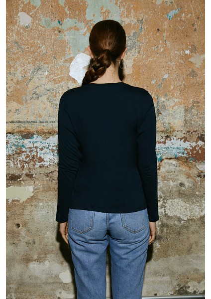 White And Simple Kadın Lacivert Uzun Kollu Bisiklet Yaka Organik Pamuk T-Shirt fiyatları