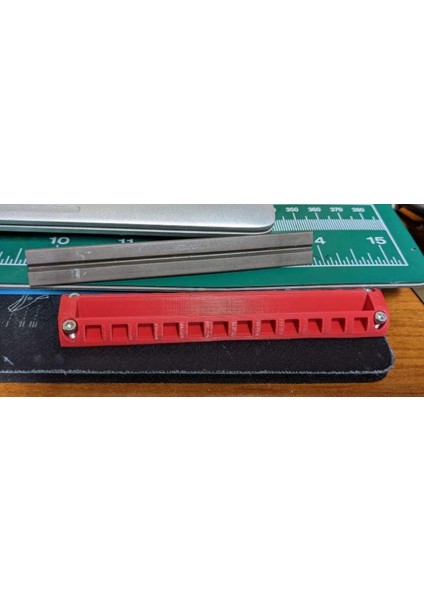 Üçgen Kalemtıraş Tutucu Plastik Aparat